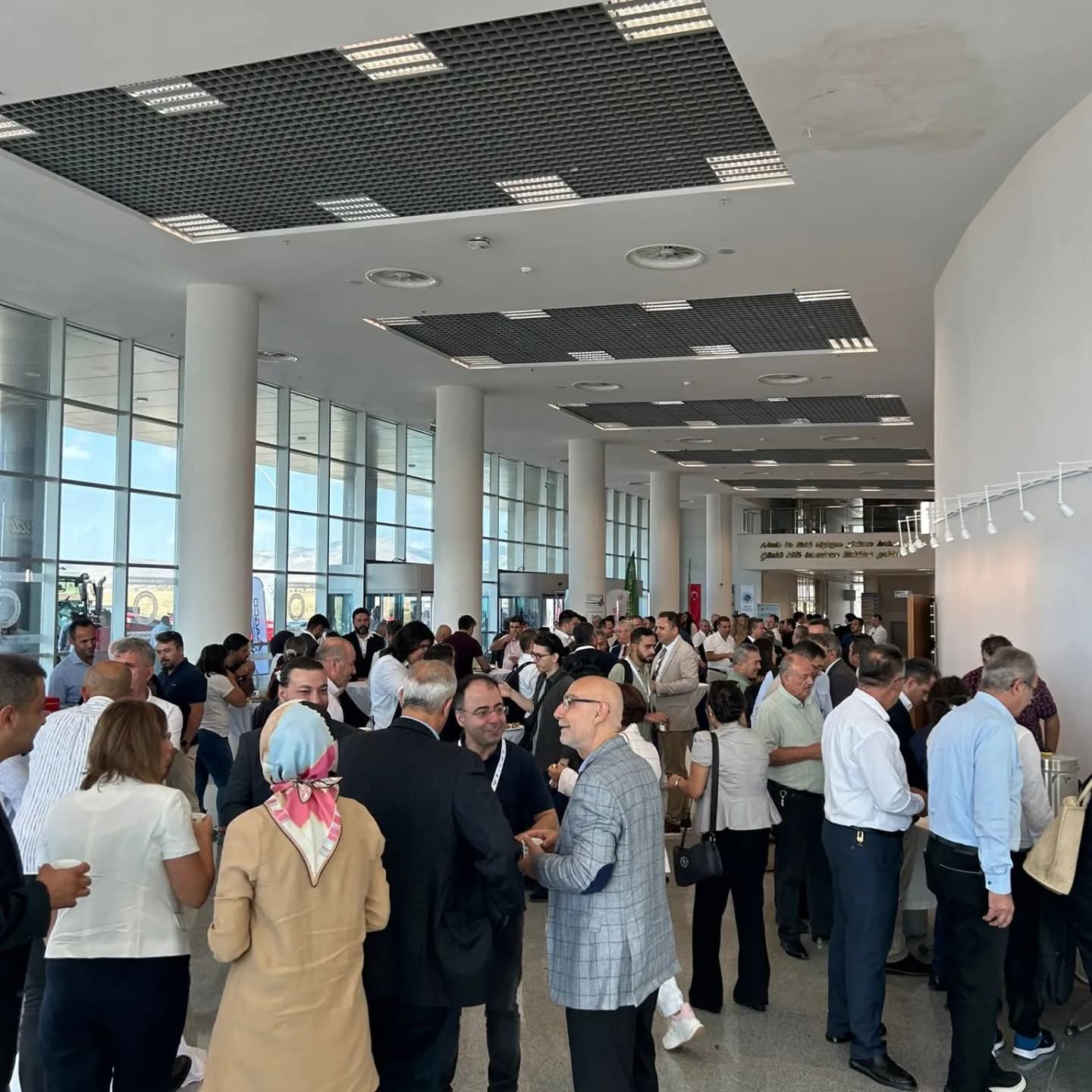 Kongre fuayesinde sohbet eden katılımcılar