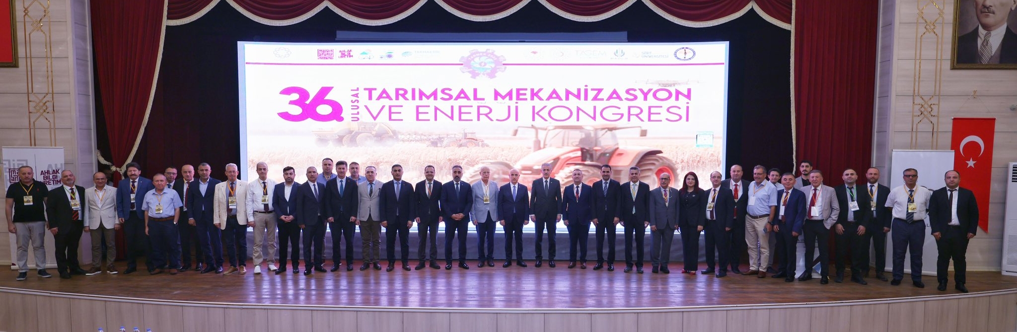 36. Ulusal Tarımsal Mekanizasyon ve Enerji Kongresi sahnesinde toplu fotoğraf